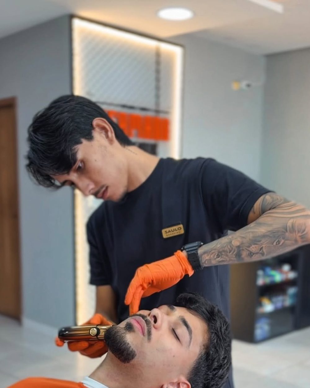 Cliente sendo atendido na Barbearia Hermano